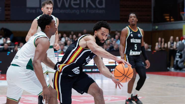 Im Bild: v.li. Chase Audige (Unicaja Malaga, 1) gegen Davion Mintz (Wuerzburg Baskets, 10) 11.02.2026, Fitness First Wuerzburg Baskets vs. Unicaja Malaga, Basketball Champions League, Round of 16, Group K, 4. Spieltag, Deutschland, 97072, tectake-Arena Wuerzburg, Copyright: HMBxMedia xJulienxBecker