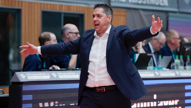 Im Bild: Aufregung bei Head-Coach Sasa Filipovski (Wuerzburg Baskets) 11.02.2026, Fitness First Wuerzburg Baskets vs. Unicaja Malaga, Basketball Champions League, Round of 16, Group K, 4. Spieltag, Deutschland, 97072, tectake-Arena Wuerzburg, Copyright: HMBxMedia xJulienxBecker