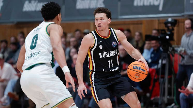Im Bild: v.li. Tyson Perez (Unicaja Malaga, 0) gegen Brae Ivey (Wuerzburg Baskets, 11) 11.02.2026, Fitness First Wuerzburg Baskets vs. Unicaja Malaga, Basketball Champions League, Round of 16, Group K, 4. Spieltag, Deutschland, 97072, tectake-Arena Wuerzburg, Copyright: HMBxMedia xJulienxBecker