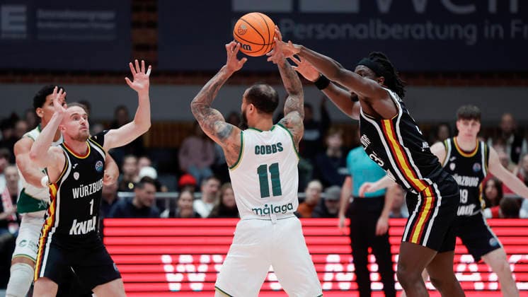 Im Bild: v.li. Lukas Herzog (Wuerzburg Baskets, 1), Justin Cobbs (Unicaja Malaga, 11) und Charles Thompson (Wuerzburg Baskets, 32) 11.02.2026, Fitness First Wuerzburg Baskets vs. Unicaja Malaga, Basketball Champions League, Round of 16, Group K, 4. Spieltag, Deutschland, 97072, tectake-Arena Wuerzburg, Copyright: HMBxMedia xJulienxBecker
