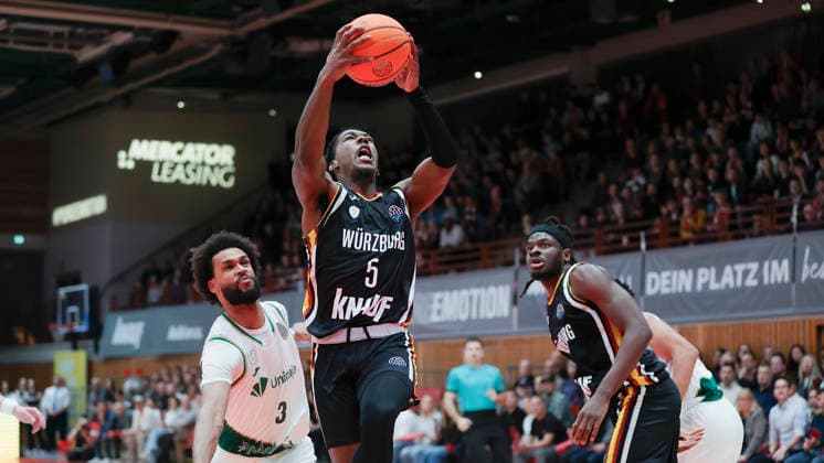 Im Bild: v.li. James Webb III (Unicaja Malaga, 3) gegen Marcus Carr(Wuerzburg Baskets, 5) 11.02.2026, Fitness First Wuerzburg Baskets vs. Unicaja Malaga, Basketball Champions League, Round of 16, Group K, 4. Spieltag, Deutschland, 97072, tectake-Arena Wuerzburg, Copyright: HMBxMedia xJulienxBecker