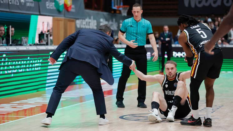 Im Bild: v.li. Head-Coach Sasa Filipovski (Wuerzburg Baskets), Lukas Herzog (Wuerzburg Baskets, 1) nach einem Foul von der Dreierlinie an ihn und Marcus Carr(Wuerzburg Baskets, 5) 11.02.2026, Fitness First Wuerzburg Baskets vs. Unicaja Malaga, Basketball Champions League, Round of 16, Group K, 4. Spieltag, Deutschland, 97072, tectake-Arena Wuerzburg, Copyright: HMBxMedia xJulienxBecker