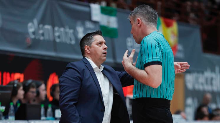Im Bild: v.li. Head-Coach Sasa Filipovski (Wuerzburg Baskets) diskutiert mit dem Schiedsrichter 11.02.2026, Fitness First Wuerzburg Baskets vs. Unicaja Malaga, Basketball Champions League, Round of 16, Group K, 4. Spieltag, Deutschland, 97072, tectake-Arena Wuerzburg, Copyright: HMBxMedia xJulienxBecker