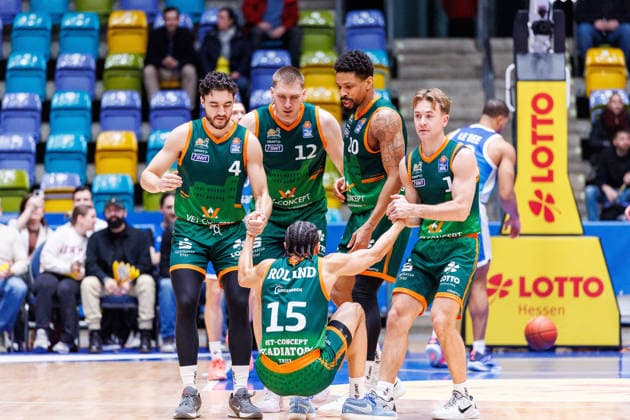 easycredit BBL, Frankfurt Skyliners - VET-CONCEPT Gladiators Trier, 11.02.2026 Jordan Roland (VET-CONCEPT Gladiators Trier, 15) wird bei einem erfolgreichen Dreier gefoult; Seine Teamekameraden helfen ihm auf Spiel der easycredit BBL Frankfurt Skyliners - VET-CONCEPT Gladiators Trier; am 19. Spieltag der Saison 25 26 in der Süwag Energie ARENA am 11.02.2026 Copyright: xBEAUTIFULxSPORTS Hahnex