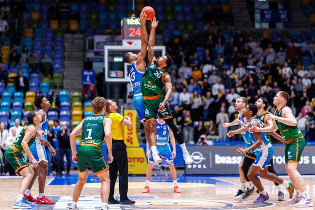 easycredit BBL, Frankfurt Skyliners - VET-CONCEPT Gladiators Trier, 11.02.2026 Tipoff in Frankfurt; Urald King (VET-CONCEPT Gladiators Trier, 20) und Jaedon LeDee (Frankfurt Skyliners, 13) steigen hoch zum Ball Spiel der easycredit BBL Frankfurt Skyliners - VET-CONCEPT Gladiators Trier; am 19. Spieltag der Saison 25 26 in der Süwag Energie ARENA am 11.02.2026 Copyright: xBEAUTIFULxSPORTS Hahnex