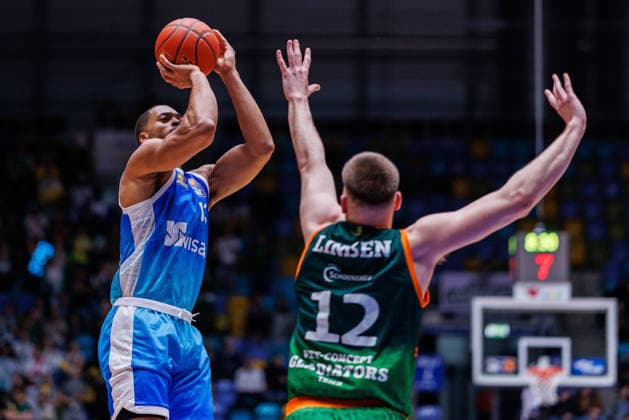 easycredit BBL, Frankfurt Skyliners - VET-CONCEPT Gladiators Trier, 11.02.2026 Jaedon LeDee (Frankfurt Skyliners, 13) mit einem Distanzwurf gegen Marten Linßen (VET-CONCEPT Gladiators Trier, 12) Spiel der easycredit BBL Frankfurt Skyliners - VET-CONCEPT Gladiators Trier; am 19. Spieltag der Saison 25 26 in der Süwag Energie ARENA am 11.02.2026 Copyright: xBEAUTIFULxSPORTS Hahnex