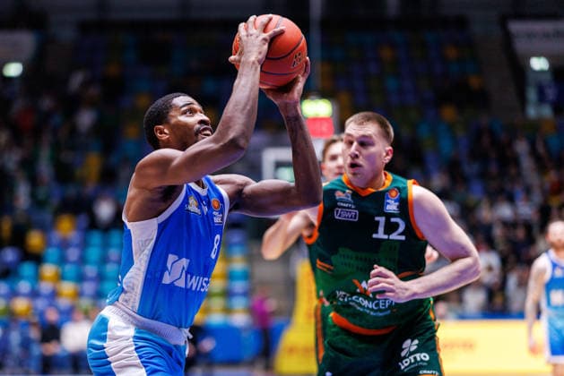 easycredit BBL, Frankfurt Skyliners - VET-CONCEPT Gladiators Trier, 11.02.2026 William Christmas (Frankfurt Skyliners, 8) zieht zum Korb gegen Marten Linßen (VET-CONCEPT Gladiators Trier, 12) Spiel der easycredit BBL Frankfurt Skyliners - VET-CONCEPT Gladiators Trier; am 19. Spieltag der Saison 25 26 in der Süwag Energie ARENA am 11.02.2026 Copyright: xBEAUTIFULxSPORTS Hahnex
