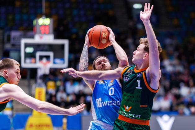 easycredit BBL, Frankfurt Skyliners - VET-CONCEPT Gladiators Trier, 11.02.2026 Logan Johnson (Frankfurt Skyliners, 0) zieht zum Korb; Steven Ashworth (VET-CONCEPT Gladiators Trier, 1) versucht ihn zu stellen Spiel der easycredit BBL Frankfurt Skyliners - VET-CONCEPT Gladiators Trier; am 19. Spieltag der Saison 25 26 in der Süwag Energie ARENA am 11.02.2026 Copyright: xBEAUTIFULxSPORTS Hahnex
