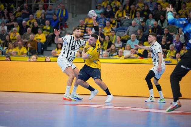 RECORD DATE NOT STATED Szene mit Harald Reinkind (6; THW Kiel), Lukas Zerbe (24; THW Kiel) und Jannik Kohlbacher (80; Rhein Neckar Löwen) Rhein Neckar Löwen vs THW Kiel
