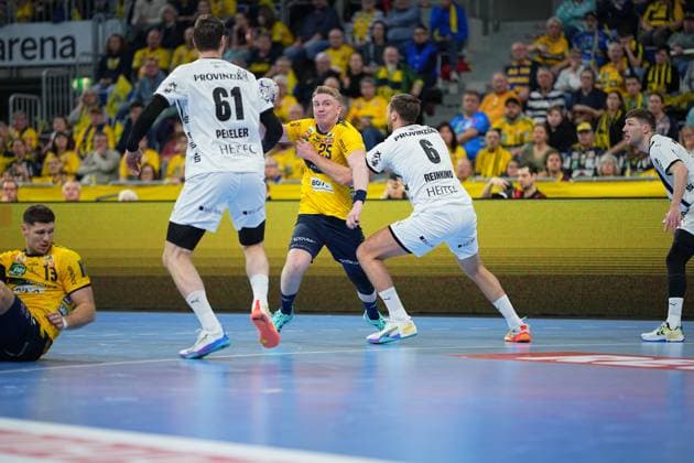 RECORD DATE NOT STATED Szene mit Haukur Thrastarson (25; Rhein Neckar Löwen), Lukas Zerbe (24; THW Kiel) und Sebastian Heymann (13; Rhein Neckar Löwen) Rhein Neckar Löwen vs THW Kiel
