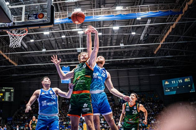 11.02.2026, xhfmx, Basketball easyCredit BBL Bundesliga, Frankfurt Skyliners - VET-CONCEPT Gladiators Trier v.l. Marco Hollersbacher (VET-Concept Gladiators Trier), Radii Caisin (Skyliners Frankfurt) (DFL DFB REGULATIONS PROHIBIT ANY USE OF PHOTOGRAPHS as IMAGE SEQUENCES and or QUASI-VIDEO) Frankfurt am Main