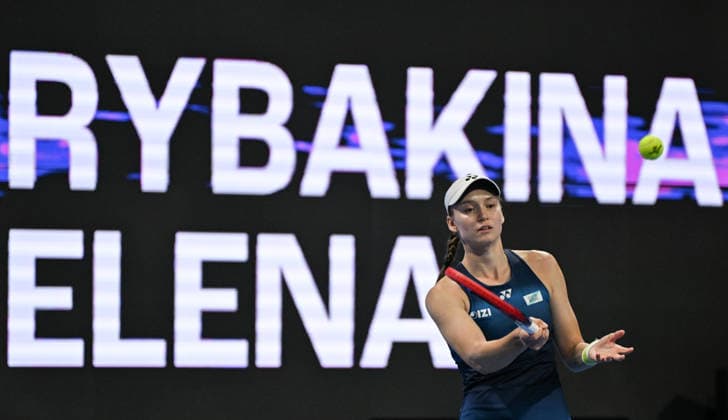 Qatar TotalEnergies Open 2026 - Day Four DOHA, QATAR FEBRUARY 11: Elena Rybakina of Kazakhstan competes against Qinwen Zheng of China in the Round of 16 on Day Four of the Qatar TotalEnergies Open, part of the Hologic WTA, Tennis Damen Tour, at the Khalifa International Tennis and Squash Complex on February 11, 2026 in Doha, Qatar. Doha Qatar  Copyright: xArturxWidakx originalFilename:widak-qatartot260211_npJZA.jpg