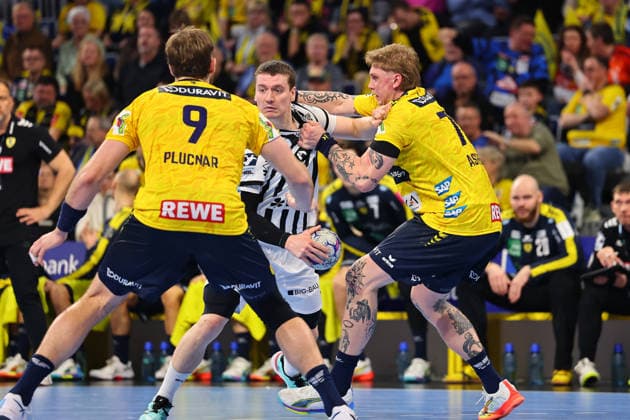 Elias Ellefsen a Skipagotu (THW Kiel, 71) im Zweikampf mit Steven Plucnar Jacobsen (Rhein-Neckar Loewen, 09, links) und Edwin Aspenbaeck (Rhein-Neckar Loewen, 78) GER, Rhein-Neckar Loewen vs THW Kiel, Handball, Daikin Handball-Bundesliga, 20. Spieltag, Spielzeit 2025 2026, 11.02.2026 GER, Rhein-Neckar Loewen vs THW Kiel, Handball, Daikin Handball-Bundesliga, 20. Spieltag, Spielzeit 2025 2026, 11.02.2026 Mannheim Copyright: xEibner-Pressefoto RenexWeissx EP_RWS