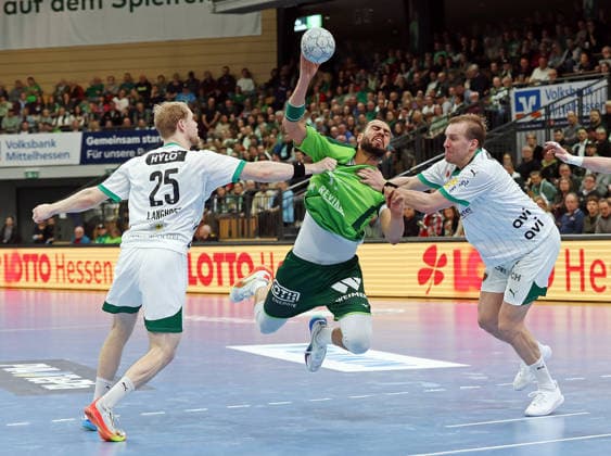 11.02.2026, xovx, Handball Daikin Handball Bundesliga, HSG Wetzlar - Füchse Berlin v.l. Matthes Langhoff (Füchse Berlin), Philipp Ahouansou (HSG Wetzlar), Max Darj (Füchse Berlin) Wetzlar Buderus-Arena Hessen Deutschland (DE)