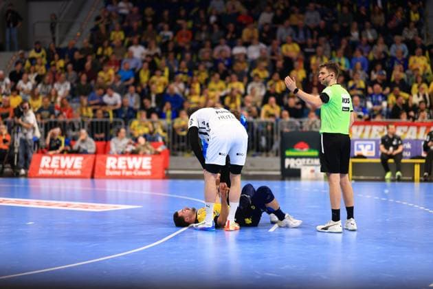 RECORD DATE NOT STATED Szene mit Spielern von Team THW Kiel und Team Rhein Neckar Löwen während einer Spielunterbrechung Rhein Neckar Löwen vs THW Kiel