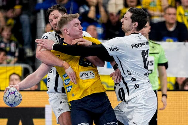 v.li.: Harald Reinkind (THW, 6), Haukur Thrastarson (RNL, 25), Hendrik Pekeler (THW, 61), Zweikampf, Spielszene, Duell, duel, tackle, tackling, Dynamik, Action, Aktion, 11.02.2026, Mannheim (Deutschland), Handball, Bundesliga, Rhein-Neckar Löwen - THW Kiel