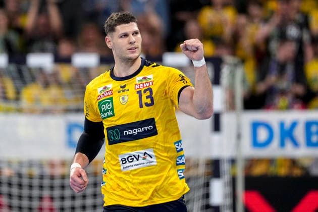 Torschütze Sebastian Heymann (RNL, 13), Spieler der Rhein-Neckar-Löwen, jubelt über ein Tor, Jubel, jubeln, Torjubel, Torerfolg, celebrate the goal, goal, celebration, jubelt ueber das Tor, Freuen, Freude, freut sich, optimistisch, positiv, Spielszene, Highlight, Einzelbild, Einzelfoto, Aktion, Action, 11.02.2026, Mannheim (Deutschland), Handball, Bundesliga, Rhein-Neckar Löwen - THW Kiel