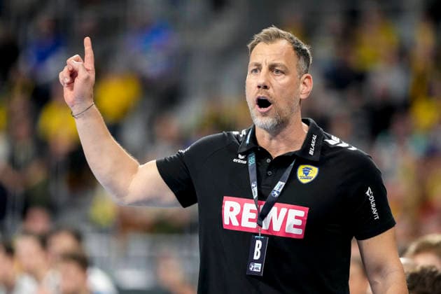 Maik Machulla (Trainer, Cheftrainer, RNL), gibt Anweisungen, gestikuliert, mit den Armen gestikulieren, Einzelbild, Einzelfoto, Aktion, Action, 11.02.2026, Mannheim (Deutschland), Handball, Bundesliga, Rhein-Neckar Löwen - THW Kiel