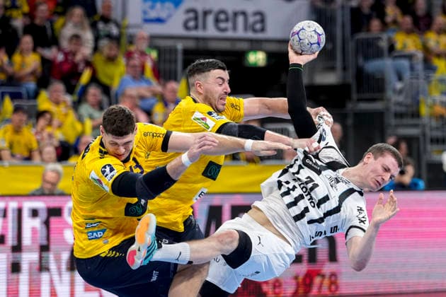 v.li.: Sebastian Heymann (RNL, 13), Jannik Kohlbacher (RNL, 80), Elias Ellefsen a Skipagotu (THW, 71), Zweikampf, Spielszene, Duell, duel, tackle, tackling, Dynamik, Action, Aktion, 11.02.2026, Mannheim (Deutschland), Handball, Bundesliga, Rhein-Neckar Löwen - THW Kiel