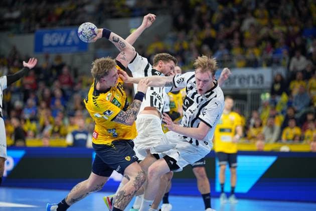 RECORD DATE NOT STATED Szene mit Tim Nothdurft (28; Rhein Neckar Löwen) und Eric Johansson (21; THW Kiel) Rhein Neckar Löwen vs THW Kiel