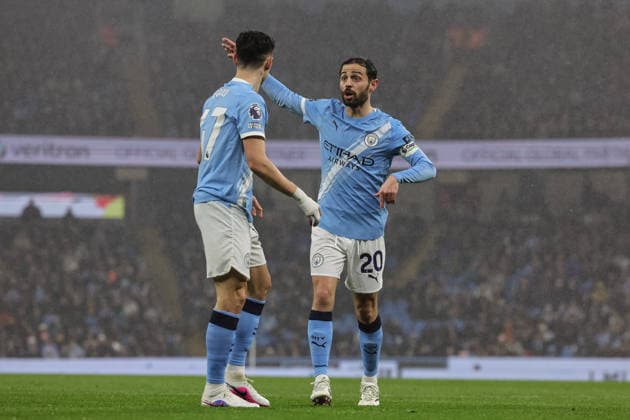 Premier League Manchester City v Fulham Bernardo Silva of Manchester City gives instruction to Phil Foden of Manchester City during the Premier League match Manchester City vs Fulham at Etihad Stadium, Manchester, United Kingdom on 11 February 2026 (Photo by Mark Cosgrove News Images) Manchester Etihad Stadium Greater Manchester United, ManU Kingdom Copyright: xMarkxCosgrove NewsxImagesx