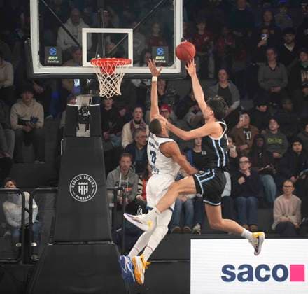Foto : Benedikt TURUDIC (Towers) wirft gegen Kaodirichi AKOBUNDU (Manresa) Basketball Euroliga Eurocup am Mi. 11.02.2026 Towers Hamburg - Baxi Manresa