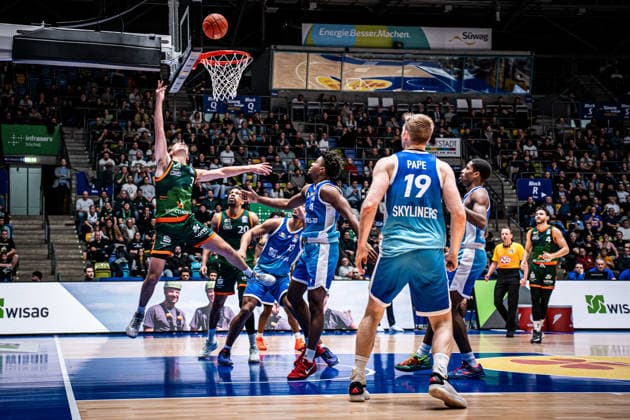 11.02.2026, xhfmx, Basketball easyCredit BBL Bundesliga, Frankfurt Skyliners - VET-CONCEPT Gladiators Trier v.l. Steven Ashworth (VET-Concept Gladiators Trier), Jaedon LeDee (Skyliners Frankfurt), Nahiem Alleyne (Skyliners Frankfurt) (DFL DFB REGULATIONS PROHIBIT ANY USE OF PHOTOGRAPHS as IMAGE SEQUENCES and or QUASI-VIDEO) Frankfurt am Main