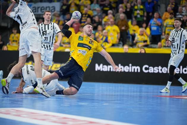 RECORD DATE NOT STATED Szene mit Lukas Zerbe (24; THW Kiel) und Jannik Kohlbacher (80; Rhein Neckar Löwen) Rhein Neckar Löwen vs THW Kiel