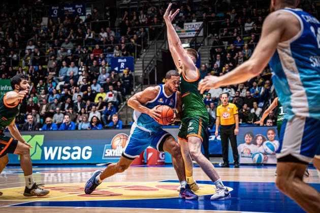 11.02.2026, xhfmx, Basketball easyCredit BBL Bundesliga, Frankfurt Skyliners - VET-CONCEPT Gladiators Trier v.l. William Christmas (Skyliners Frankfurt), Marten Linßen (VET-Concept Gladiators Trier) (DFL DFB REGULATIONS PROHIBIT ANY USE OF PHOTOGRAPHS as IMAGE SEQUENCES and or QUASI-VIDEO) Frankfurt am Main