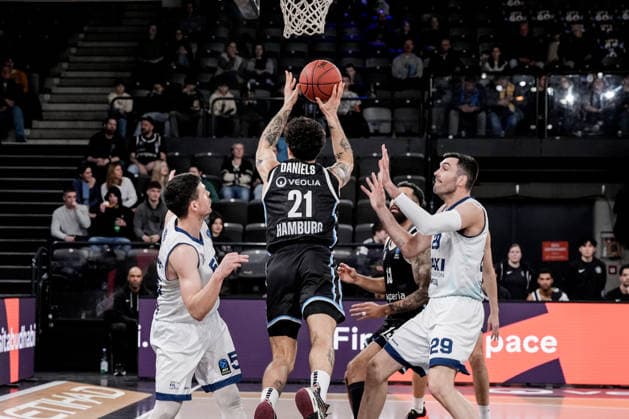 Deutschland: Basketball EuroCup Saison 2025 26 18. Spieltag Veolia Towers Hamburg vs. BAXI Manresa Inselpark Arena (Hamburg): Devon Daniels (Veolia Towers Hamburg, 21), Pierre Oriola (BAXI Manresa, 29), b5 , Martin Breunig (Veolia Towers Hamburg, 13) Copyright: xStefanxTrochax