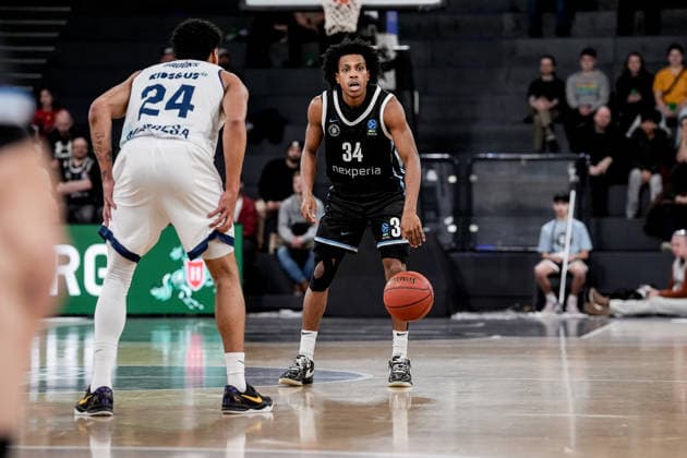 Deutschland: Basketball EuroCup Saison 2025 26 18. Spieltag Veolia Towers Hamburg vs. BAXI Manresa Inselpark Arena (Hamburg): Ross Williams (Veolia Towers Hamburg, 34), Eli Brooks (BAXI Manresa, 24) Copyright: xStefanxTrochax