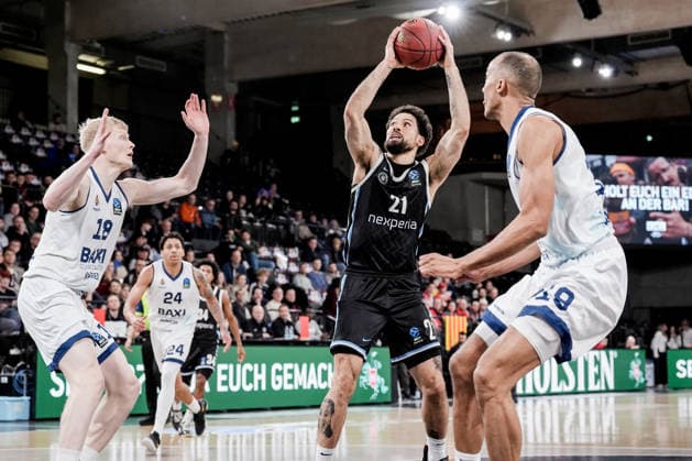 Deutschland: Basketball EuroCup Saison 2025 26 18. Spieltag Veolia Towers Hamburg vs. BAXI Manresa Inselpark Arena (Hamburg): Devon Daniels (Veolia Towers Hamburg, 21), Gustav Knudsen (BAXI Manresa, 18), Eli Brooks (BAXI Manresa, 24), Louis Olinde (BAXI Manresa, 19) Copyright: xStefanxTrochax