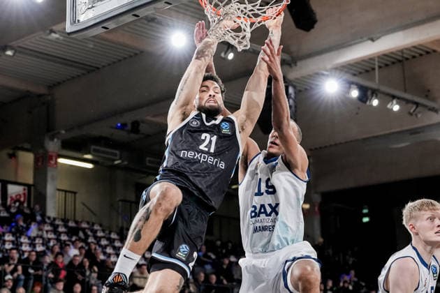 Deutschland: Basketball EuroCup Saison 2025 26 18. Spieltag Veolia Towers Hamburg vs. BAXI Manresa Inselpark Arena (Hamburg): Devon Daniels (Veolia Towers Hamburg, 21), Louis Olinde (BAXI Manresa, 19), Guillem Naspier (BAXI Manresa, 45) Copyright: xStefanxTrochax