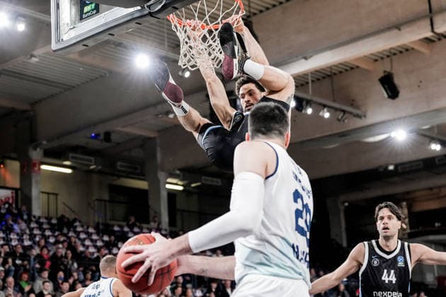 Deutschland: Basketball EuroCup Saison 2025 26 18. Spieltag Veolia Towers Hamburg vs. BAXI Manresa Inselpark Arena (Hamburg): Devon Daniels (Veolia Towers Hamburg, 21), Benedikt Turudic (Veolia Towers Hamburg, 44), Pierre Oriola (BAXI Manresa, 29) Copyright: xStefanxTrochax
