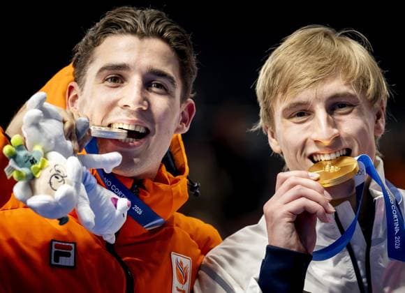 MILAN - Jenning de Boo and Jordan Stolz of the United States during the 1,000-meter Speed skating, Eisschnelllauf medal ceremony at the Milan Speed Skating Stadium at the Milan Winter Olympics. SEM VAN DER WAL ANP xVIxANPxSportx xxANPxIVx 550374513 originalFilename: 550374513.jpg