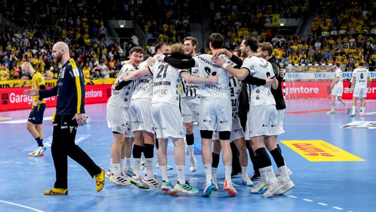 Spieler vom THW Kiel, Jubel nach dem Schlusspfiff, Freude über den Sieg, Sieger, Gewinner, jubelt, jubeln, fröhlich, positiv, freut sich, freuen, optimistisch, Highlight, Action, Aktion, 11.02.2026, Mannheim (Deutschland), Handball, Bundesliga, Rhein-Neckar Löwen - THW Kiel