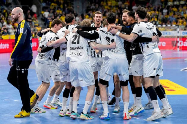 Spieler vom THW Kiel, Jubel nach dem Schlusspfiff, Freude über den Sieg, Sieger, Gewinner, jubelt, jubeln, fröhlich, positiv, freut sich, freuen, optimistisch, Highlight, Action, Aktion, 11.02.2026, Mannheim (Deutschland), Handball, Bundesliga, Rhein-Neckar Löwen - THW Kiel
