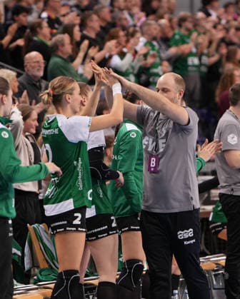 Handball I Frauen I Saison 2025-2026 I 1. HBF I 17. Spieltag I VFL Oldenburg - Thüringer HC I 11.02.2026 Niels Bötel (VfL Oldenburg) mit Lisa Borutta (2, VfL Oldenburg) Oldenburg Kleine EWE-Arena Niedersachsen Deutschland Copyright: xLobeca JonasxBoningx