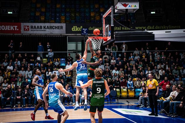 11.02.2026, xhfmx, Basketball easyCredit BBL Bundesliga, Frankfurt Skyliners - VET-CONCEPT Gladiators Trier v.l. Ryan Hawkins (Skyliners Frankfurt), Urald King (VET-Concept Gladiators Trier) (DFL DFB REGULATIONS PROHIBIT ANY USE OF PHOTOGRAPHS as IMAGE SEQUENCES and or QUASI-VIDEO) Frankfurt am Main