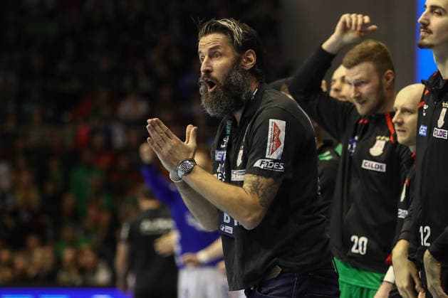 11.02.2026, xtgx, Handball, Daikin HBL, SC Magdeburg - TBV Lemgo v.l. Bennet Wiegert (Magdeburg, Trainer) Reklamiert, beschwert sich, schimpft Magdeburg