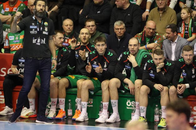 11.02.2026, xtgx, Handball, Daikin HBL, SC Magdeburg - TBV Lemgo v.l. Christian O Sullivan (Magdeburg, 24), Manuel Zehnder (Magdeburg, 8), Tim Zechel (Magdeburg, 9), Lukas Mertens (Magdeburg, 22) auf der Bank Magdeburg