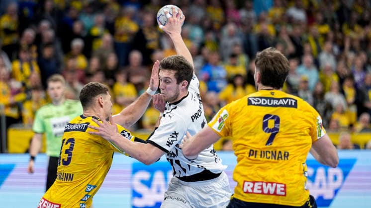 v.li.: Sebastian Heymann (RNL, 13), Nikola Bilyk (Mykola Bilyk, THW, 53), Steven Plucnar Jacobsen (RNL, 9), Zweikampf, Spielszene, Duell, duel, tackle, tackling, Dynamik, Action, Aktion, 11.02.2026, Mannheim (Deutschland), Handball, Bundesliga, Rhein-Neckar Löwen - THW Kiel