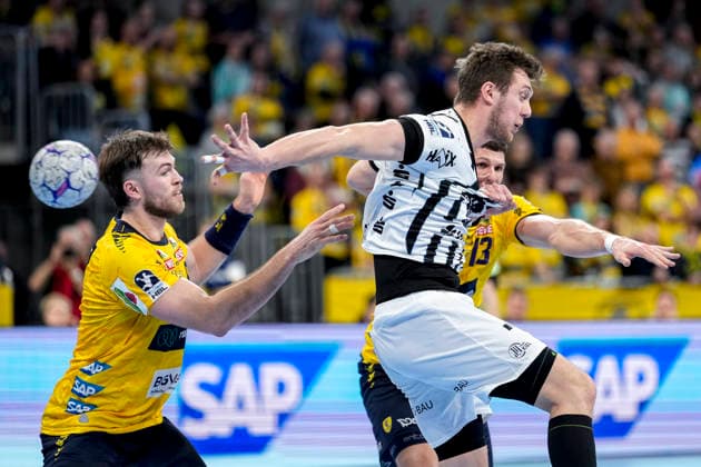 v.li.: Steven Plucnar Jacobsen (RNL, 9), Nikola Bilyk (Mykola Bilyk, THW, 53) beim Rückhandwurf, Sebastian Heymann (RNL, 13), Zweikampf, Spielszene, Duell, duel, tackle, tackling, Dynamik, Action, Aktion, 11.02.2026, Mannheim (Deutschland), Handball, Bundesliga, Rhein-Neckar Löwen - THW Kiel