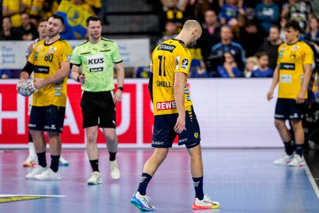 v.li.: Jannik Kohlbacher (RNL, 80), Lukas Sandell (RNL, 11), Gino Steenaerts (RNL, 14), Spieler der Rhein-Neckar-Löwen, enttäuscht schauend, Enttäuschung, Frustration, disappointed, pessimistisch, Aktion, Action, Spielszene, 11.02.2026, Mannheim (Deutschland), Handball, Bundesliga, Rhein-Neckar Löwen - THW Kiel