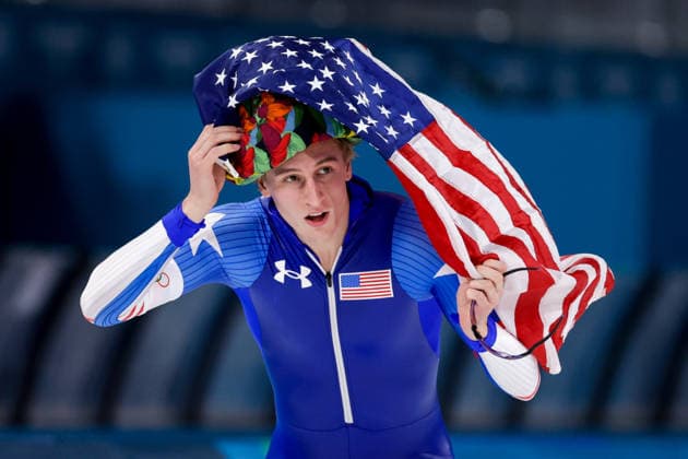2026-02-11 Speed skating, Eisschnelllauf - Milano Cortina 2026 Winter Olympics - Day 5 MILAN, ITALY - FEBRUARY 11: Jordan Stolz of United States of America with flag after in a training session during Day 5 of Speed Skating - Milano Cortina 2026 Winter Olympics at Milano Speed Skating Stadium on February 11, 2026 in Milan, Italy. (Photo by Joris Verwijst BSR Agency) Milan Italy Content not available for redistribution in The Netherlands directly or indirectly through any third parties. Copyright: xBSRxAgencyx