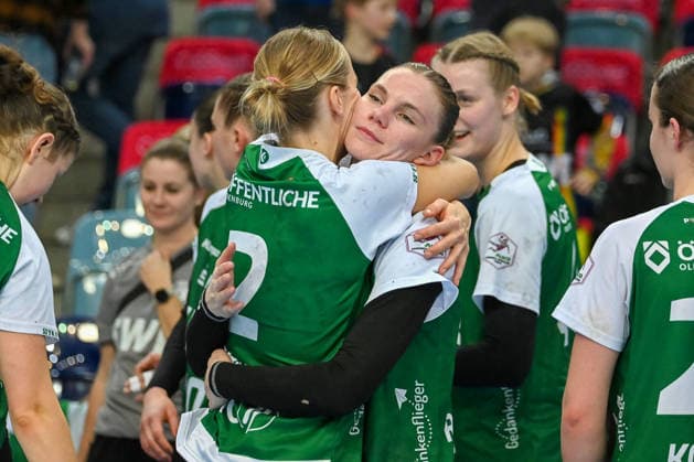 Lisa Borutta (VfL Oldenburg, 02) und Toni Reinemann (VfL Oldenburg, 04) umarmen sich VfL Oldenburg vs. Thueringer HC, ALSCO Handball Bundesliga Frauen, 17. Spieltag, Saison 2025 2026, 11.02.2026, VfL Oldenburg vs. Thueringer HC, ALSCO Handball Bundesliga Frauen, 17. Spieltag, Saison 2025 2026, 11.02.2026 Oldenburg Copyright: xEibner-Pressefoto RobertxGertzenx EP_RGN