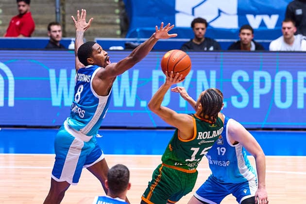 Blockversuch von William Christmas (Frankfurt Skyliners, 08) gegen Jordan Roland (Gladiators Trier, 15) GER, Skyliners Frankfurt vs. Gladiators Trier, Basketball, 19. Spieltag, EasyCredit Bundesliga, Spielzeit 2025 2026, 11.02.2026 GER, Skyliners Frankfurt vs. Gladiators Trier, Basketball, 19. Spieltag, EasyCredit Bundesliga, Spielzeit 2025 2026, 11.02.2026 Frankfurt Main Copyright: xEibner-Pressefoto GeraldxOelze-dexStoppanyx EP_ODS