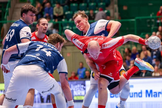 11.02.2026, Handball, 1.HBL, Bergischer HC - MT Melsungen, 20. Spieltag, Uni-Halle Wuppertal: Arnar Freyr Arnarsson (Melsungen 21) im Zweikampf gegen Gerdas Babarskas (BHC 14) Aron Seesing (BHC 49) Nico Schöttle (BHC 08) Nordrhein-Westfalen Deutschland