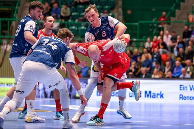 11.02.2026, Handball, 1.HBL, Bergischer HC - MT Melsungen, 20. Spieltag, Uni-Halle Wuppertal: Arnar Freyr Arnarsson (Melsungen 21) im Zweikampf gegen Gerdas Babarskas (BHC 14) Aron Seesing (BHC 49) Nico Schöttle (BHC 08) Nordrhein-Westfalen Deutschland