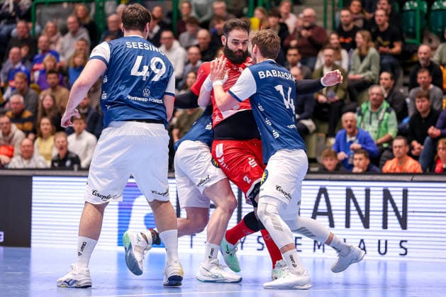 11.02.2026, Handball, 1.HBL, Bergischer HC - MT Melsungen, 20. Spieltag, Uni-Halle Wuppertal: Ruben Marchan (Melsungen 02) wird von Aron Seesing (BHC 49) und Gerdas Babarskas (BHC 14) am Kreis festgemacht Nordrhein-Westfalen Deutschland